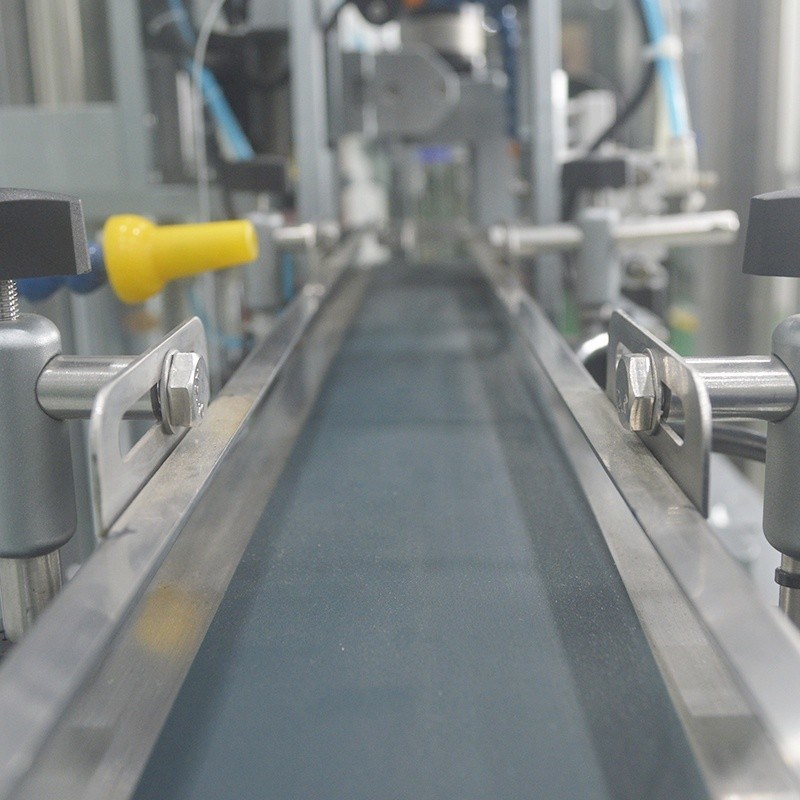 Μηχανή κάλυψης μονής κεφαλής με ταχύτητα με προσαρμόσιμο μέγεθος κεφαλής και ελεγχόμενη ροπή