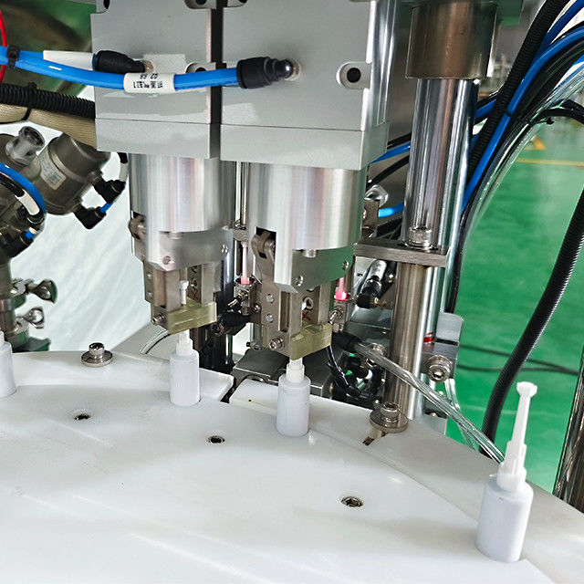 Μικρή δόση 10 ml Πνευματική μηχανή γεμίσματος και καπάκισης με βίδα για υγρό τζελ πετρελαίου