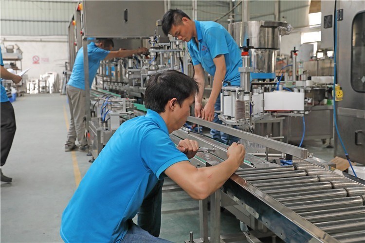 Αυτόματη μηχανή επικάλυψης με βίδα τύπου λαβής για φιαλίδιο πλαστικό κάλυμμα Μεταλλικό κάλυμμα εγγυημένο