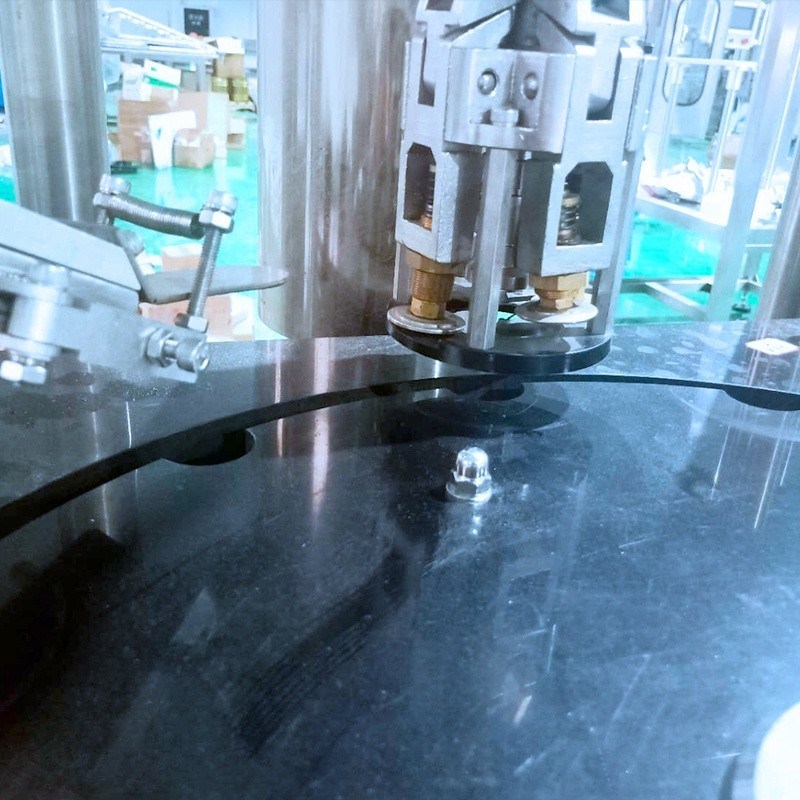 Μηχανή κάλυψης μεταλλικών κάλυψεων μπουκαλιών κρασιού/λικέρ/ρευστών γυαλιών με εξαρτήματα πυρήνα κινητήρα