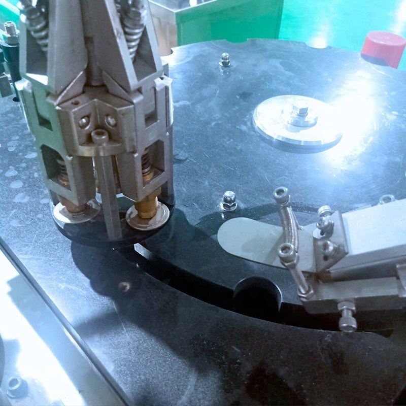 Μηχανή κάλυψης μεταλλικών κάλυψεων μπουκαλιών κρασιού/λικέρ/ρευστών γυαλιών με εξαρτήματα πυρήνα κινητήρα